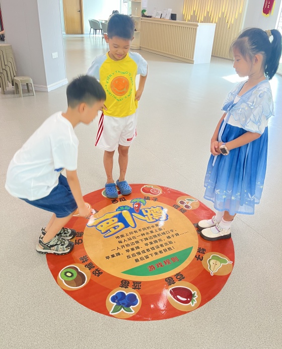 周日基礎(chǔ)班課間活動，孩子們最喜歡玩的蘿卜蹲游戲_副本.jpg