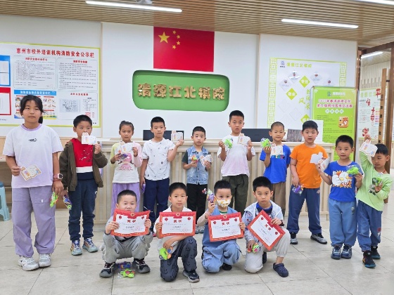 4、在本周，棋院給在上周獲得全勤的小棋手頒發(fā)了獎(jiǎng)狀和小禮物_副本.jpg