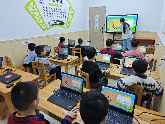 5、一起來(lái)看看我們?cè)诙嗝襟w課室上課的小棋手們的上課表現(xiàn)吧_副本.jpg