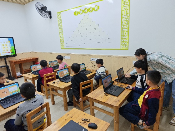 4、也就是從本周開(kāi)始我們可以使用多媒體課室上課啦，所以我們本周的照片分享選擇的也是小棋手們使用多媒體課室上課的一些照片~_副本.jpg