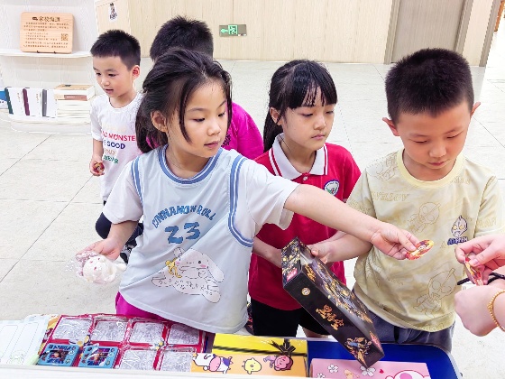 3、為了迎接節(jié)日的到來(lái)，我們?cè)诒局艿闹苣┡e行了一個(gè)少量積分兌換禮物的小活動(dòng)_副本.jpg