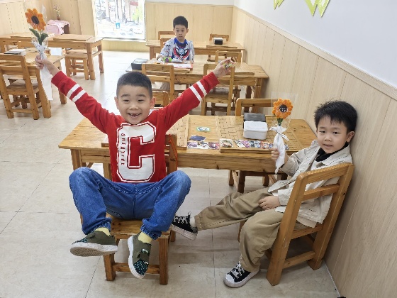 6、其中，棋院在發(fā)放小禮品時(shí)，給咱們小棋手們拍攝了一些照片，一起來(lái)看看吧~_副本.jpg
